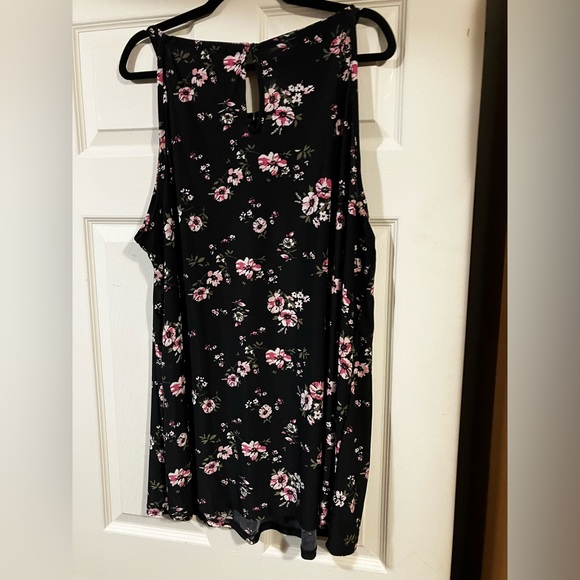 Pink floral print dress on black background, sleeveless with keyhole detailing - Picture 2 of 3